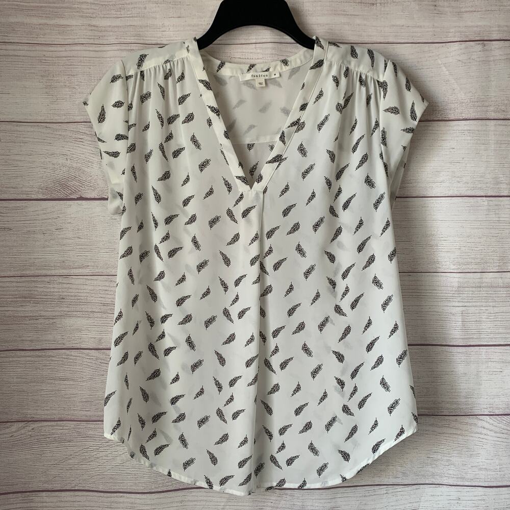 Fun 2 Fun White and Light Pink Feather Blouse Short Sleeve Leaf Wheat Size M